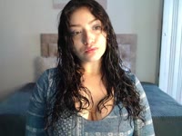 Soy una chica auténtica, juguetona y con un toque de misterio que te atrapará desde el primer momento. Me encanta hacer sentir cómodos a quienes me visitan, crear una conexión especial y que cada encuentro sea único.
Tengo una energía divertida y sensual, me gusta coquetear, provocar y sorprender. En mis shows mezclo sensualidad, actitud y cercanía para que sientas que estás conmigo, sin filtros.
Si buscas alguien con quien reír, disfrutar y dejarte llevar… estás en el lugar correcto. Ven, relájate, y déjame mostrarte por qué siempre querrás volver