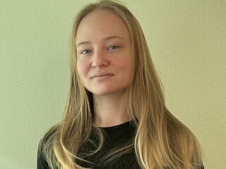 naughty camgirl fingering shaved pussy JeniferFerrarini