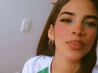 camwhore fingering shaved pussy MeliCorner