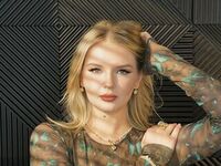 adult livecam MiaLloydy